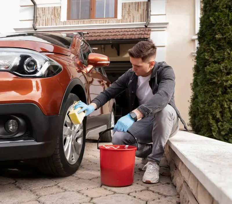 Lavage auto à domicile Maubert-Fontaine : professionnel intervenant sur un véhicule